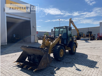 Utovarivač točkaš CATERPILLAR 906M