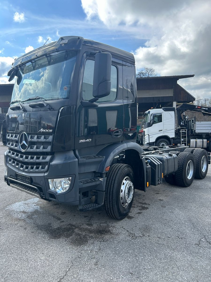 Mercedes-Benz Arocs 26.40 6x4 Kipperfahrgestell BB - Kamion sa golom šasijom i zatvorenom kabinom: slika 1 Mercedes-Benz Arocs 26.40 6x4 Kipperfahrgestell BB - Kamion sa golom šasijom i zatvorenom kabinom: slika 1