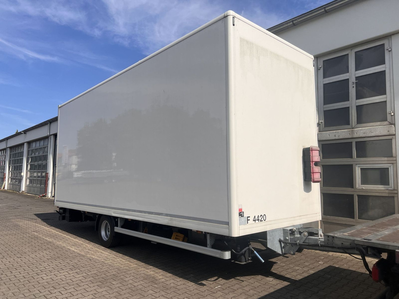 Ackermann 1 Achs Kofferanhänger mit Ladebordwand 10,5 t G - Prikolica sa zatvorenim sandukom: slika 2 Ackermann 1 Achs Kofferanhänger mit Ladebordwand 10,5 t G - Prikolica sa zatvorenim sandukom: slika 2