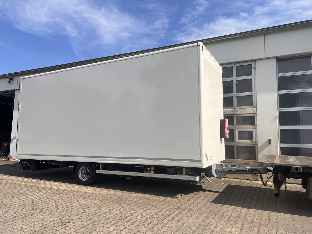 Ackermann Z-KA-F10.5/7,5 1 Achs Kofferanhänger mit Ladebordwand 10,5 t GG - Prikolica sa zatvorenim sandukom: slika 3 Ackermann Z-KA-F10.5/7,5 1 Achs Kofferanhänger mit Ladebordwand 10,5 t GG - Prikolica sa zatvorenim sandukom: slika 3
