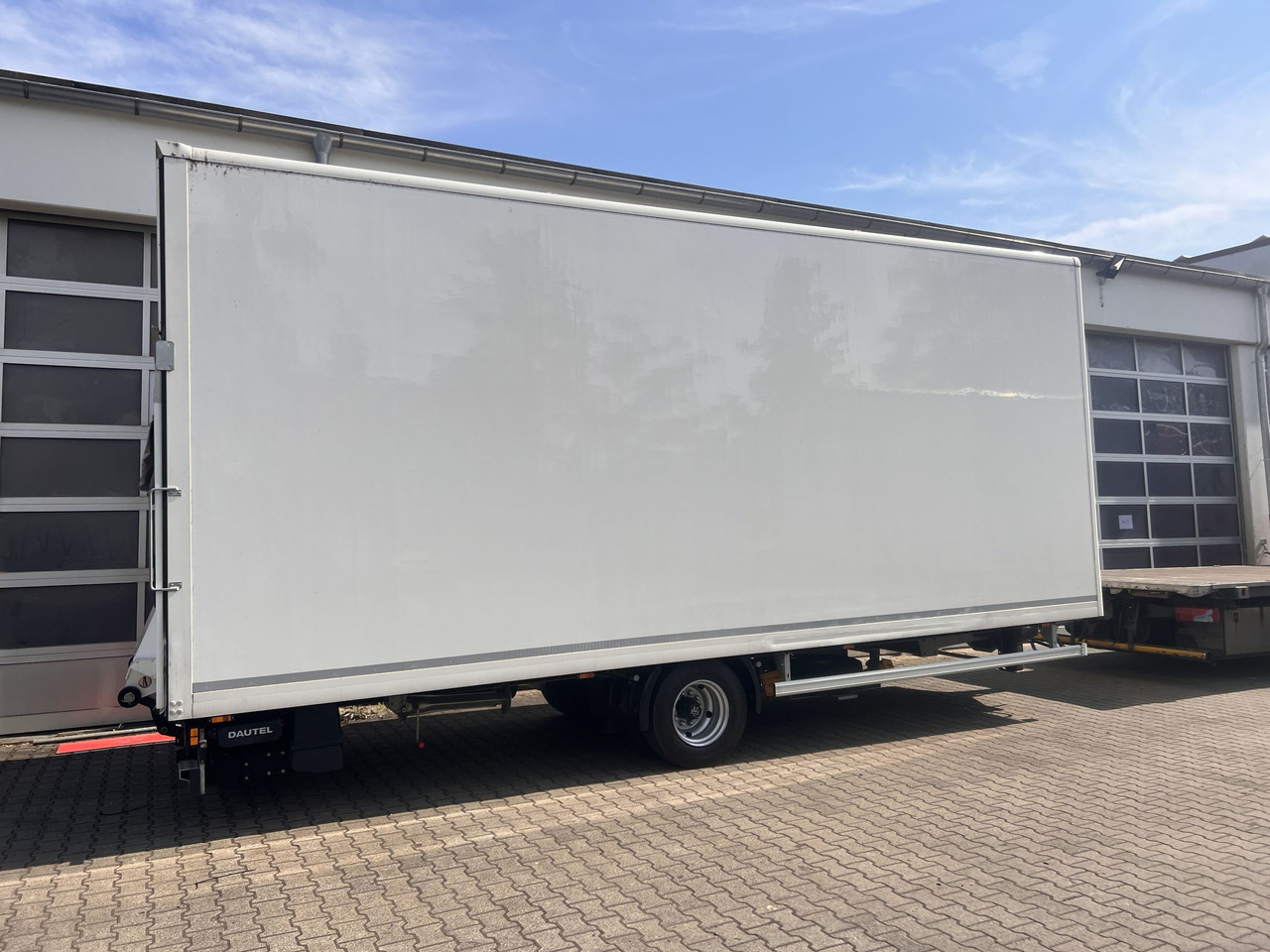 Ackermann Z-KA-F10.5/7,5 1 Achs Kofferanhänger mit Ladebordwand 10,5 t GG - Prikolica sa zatvorenim sandukom: slika 5 Ackermann Z-KA-F10.5/7,5 1 Achs Kofferanhänger mit Ladebordwand 10,5 t GG - Prikolica sa zatvorenim sandukom: slika 5
