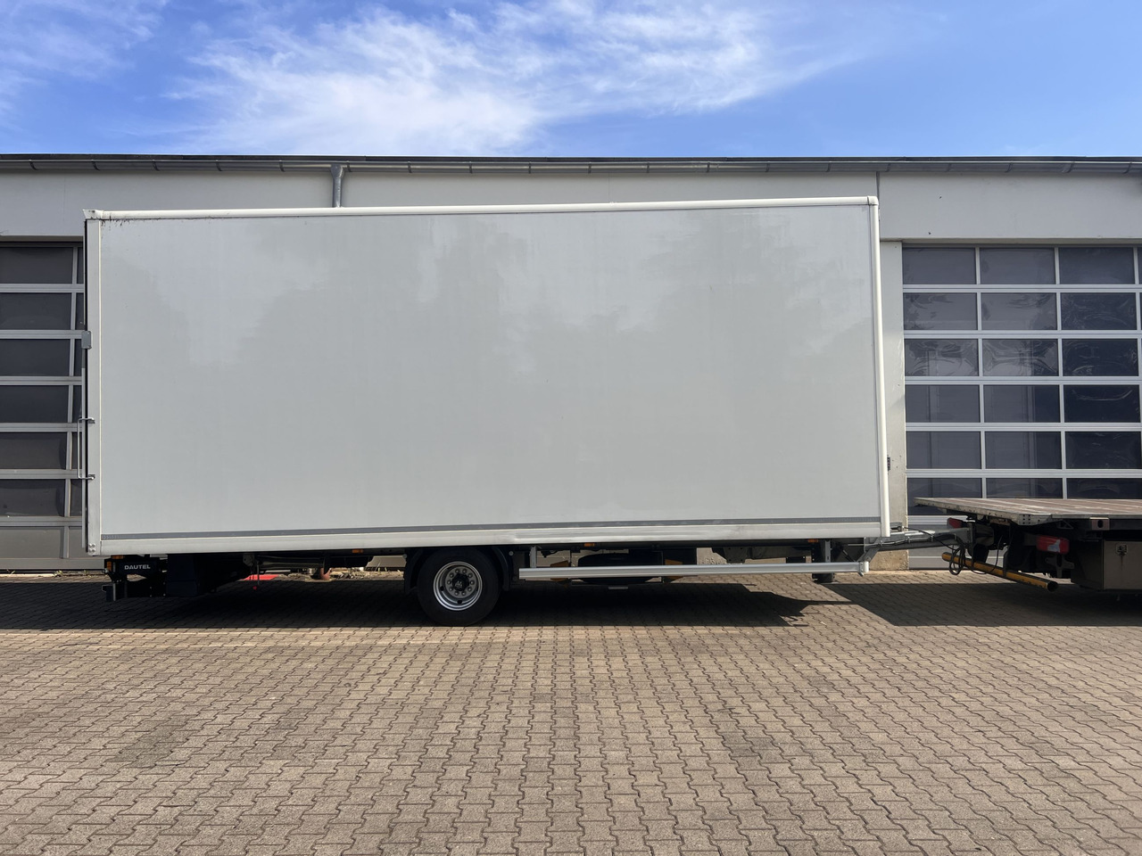 Ackermann Z-KA-F10.5/7,5 1 Achs Kofferanhänger mit Ladebordwand 10,5 t GG - Prikolica sa zatvorenim sandukom: slika 4 Ackermann Z-KA-F10.5/7,5 1 Achs Kofferanhänger mit Ladebordwand 10,5 t GG - Prikolica sa zatvorenim sandukom: slika 4