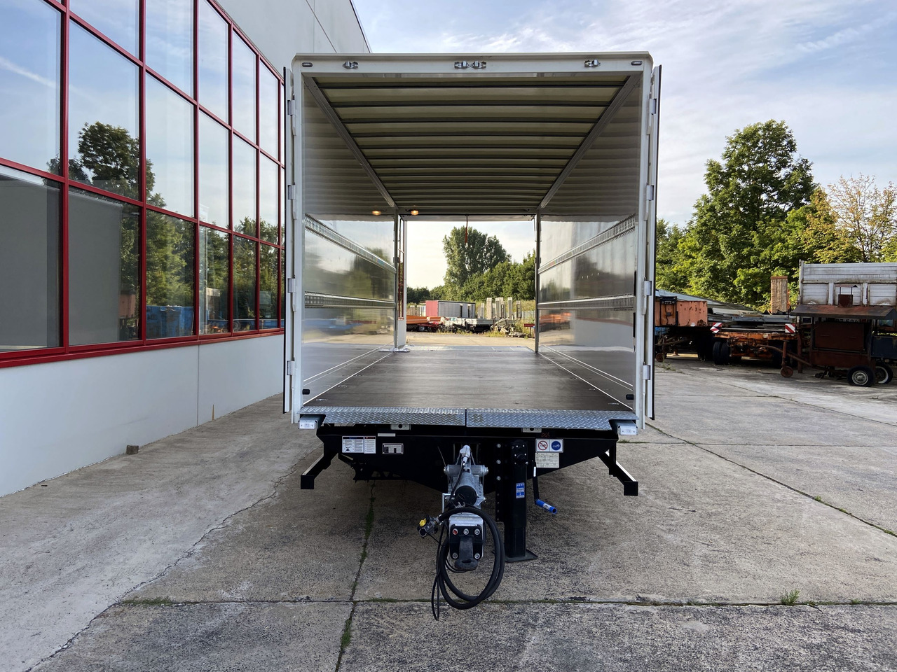 Prikolica sa zatvorenim sandukom novi Möslein TK0105D-L Weiß  Tandem Koffer, Ladebordwand 1,5 t + DurchladbarNeufahrzeug --: slika 12