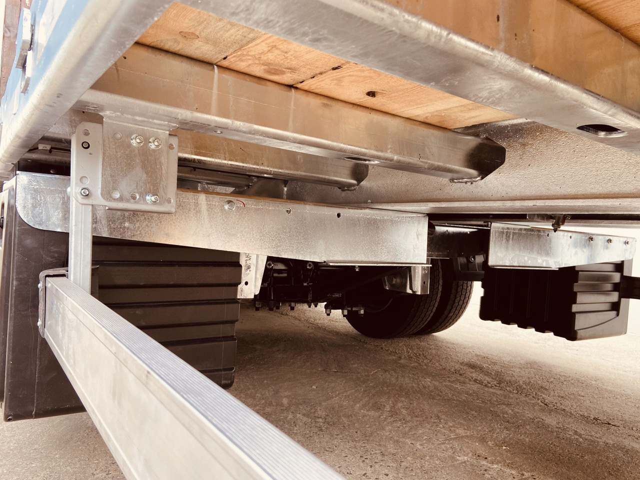 Niska prikolica za prevoz za prevoz teških mašina novi Möslein TT 31 31 t Tridem- Tieflader 3 Achs, 8 m LadeflächeNeufahrzeug: slika 11 Niska prikolica za prevoz za prevoz teških mašina novi Möslein TT 31 31 t Tridem- Tieflader 3 Achs, 8 m LadeflächeNeufahrzeug: slika 11