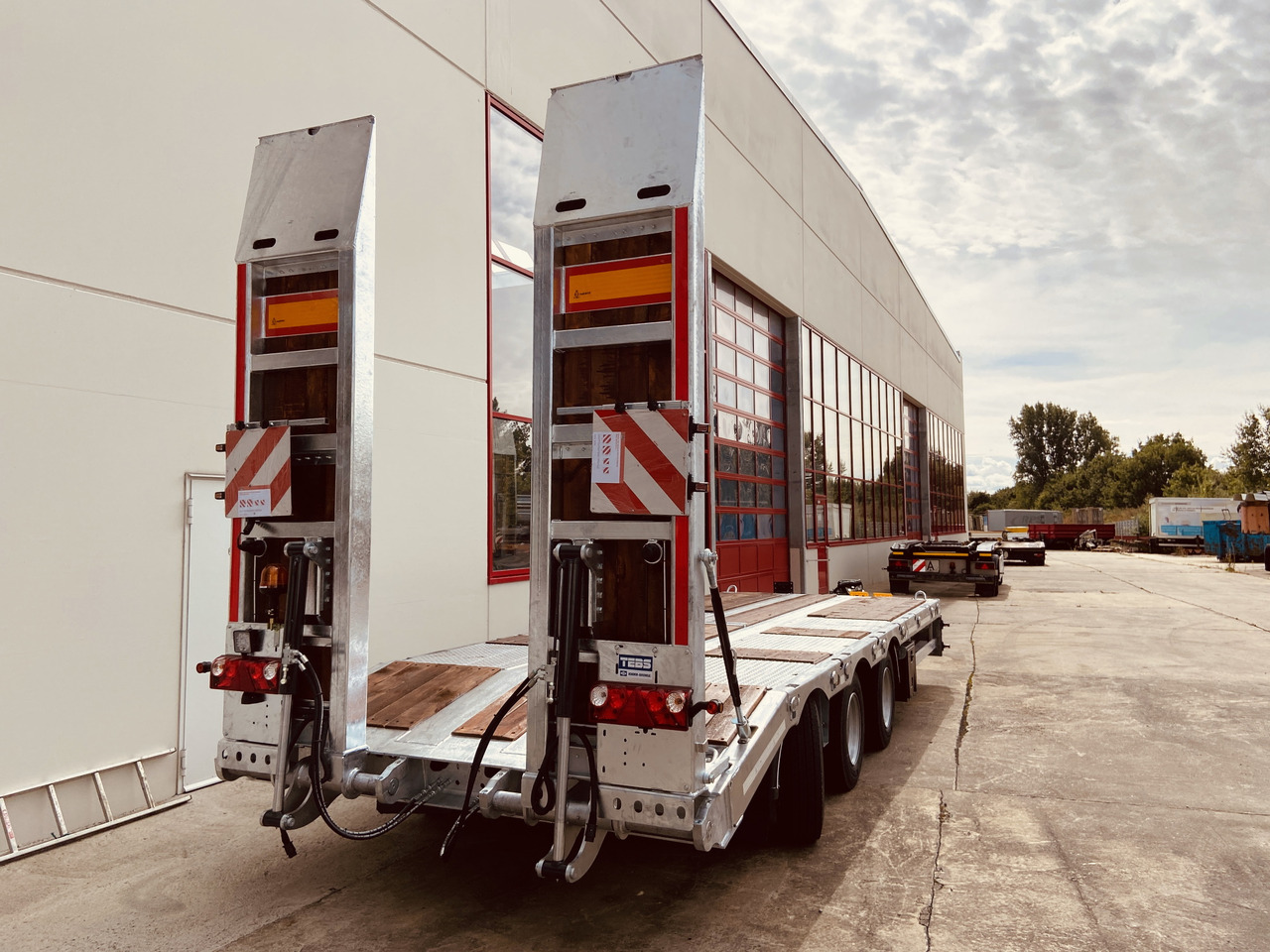 Niska prikolica za prevoz za prevoz teških mašina novi Möslein TT 34 Zugrohr Gerade  34 t GG Tridem- Tieflader 3 Achs, gelenktNeufahrzeug: slika 9