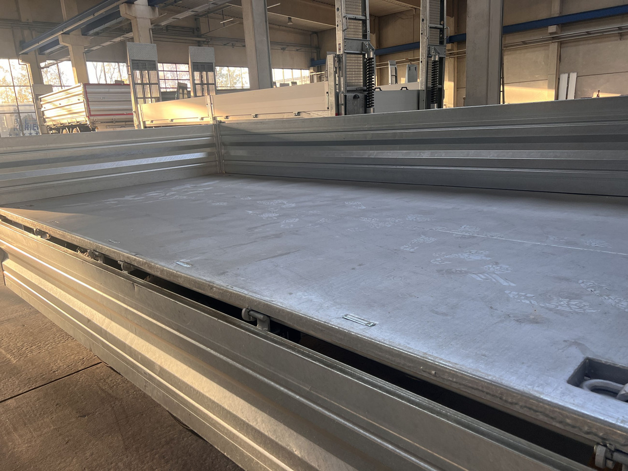 Möslein TTD 14 5,70 m 14 t Tandem- Kipper Tieflader 5,70 m lang, Breite Reifen-- Neufahrzeug -- - Prikolica istovarivača: slika 4 Möslein TTD 14 5,70 m 14 t Tandem- Kipper Tieflader 5,70 m lang, Breite Reifen-- Neufahrzeug -- - Prikolica istovarivača: slika 4