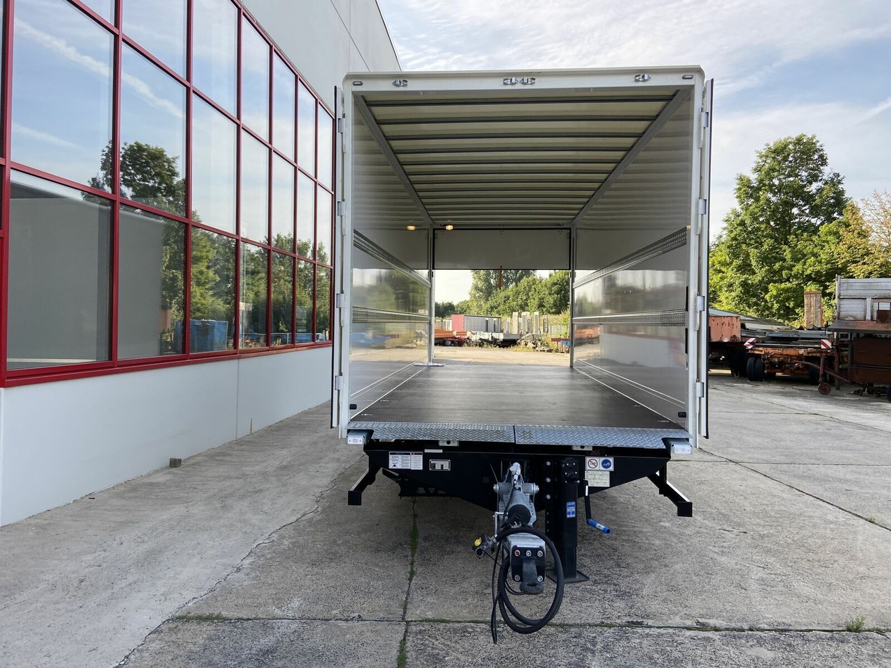 Möslein Tandem Koffer, Ladebordwand 1,5 t + Durchladbar - Prikolica sa zatvorenim sandukom: slika 3 Möslein Tandem Koffer, Ladebordwand 1,5 t + Durchladbar - Prikolica sa zatvorenim sandukom: slika 3