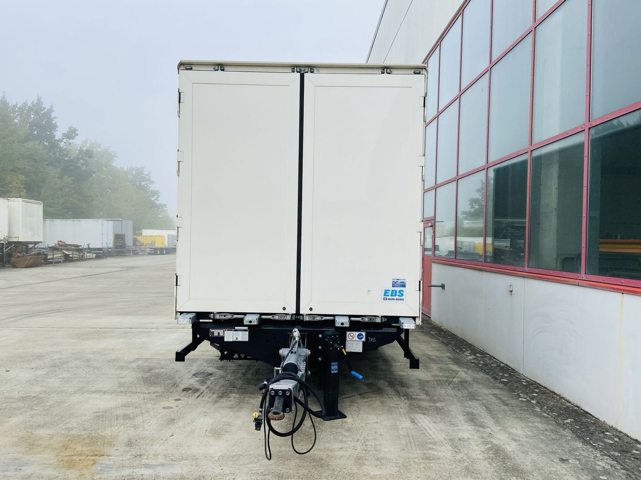 Möslein Tandem Koffer, Ladebordwand 1,5 t + Durchladbar - Prikolica sa zatvorenim sandukom: slika 3 Möslein Tandem Koffer, Ladebordwand 1,5 t + Durchladbar - Prikolica sa zatvorenim sandukom: slika 3