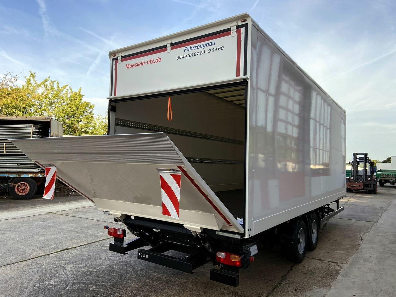 Möslein Tandem Koffer, Ladebordwand 1,5 t + Durchladbar - Prikolica sa zatvorenim sandukom: slika 2 Möslein Tandem Koffer, Ladebordwand 1,5 t + Durchladbar - Prikolica sa zatvorenim sandukom: slika 2