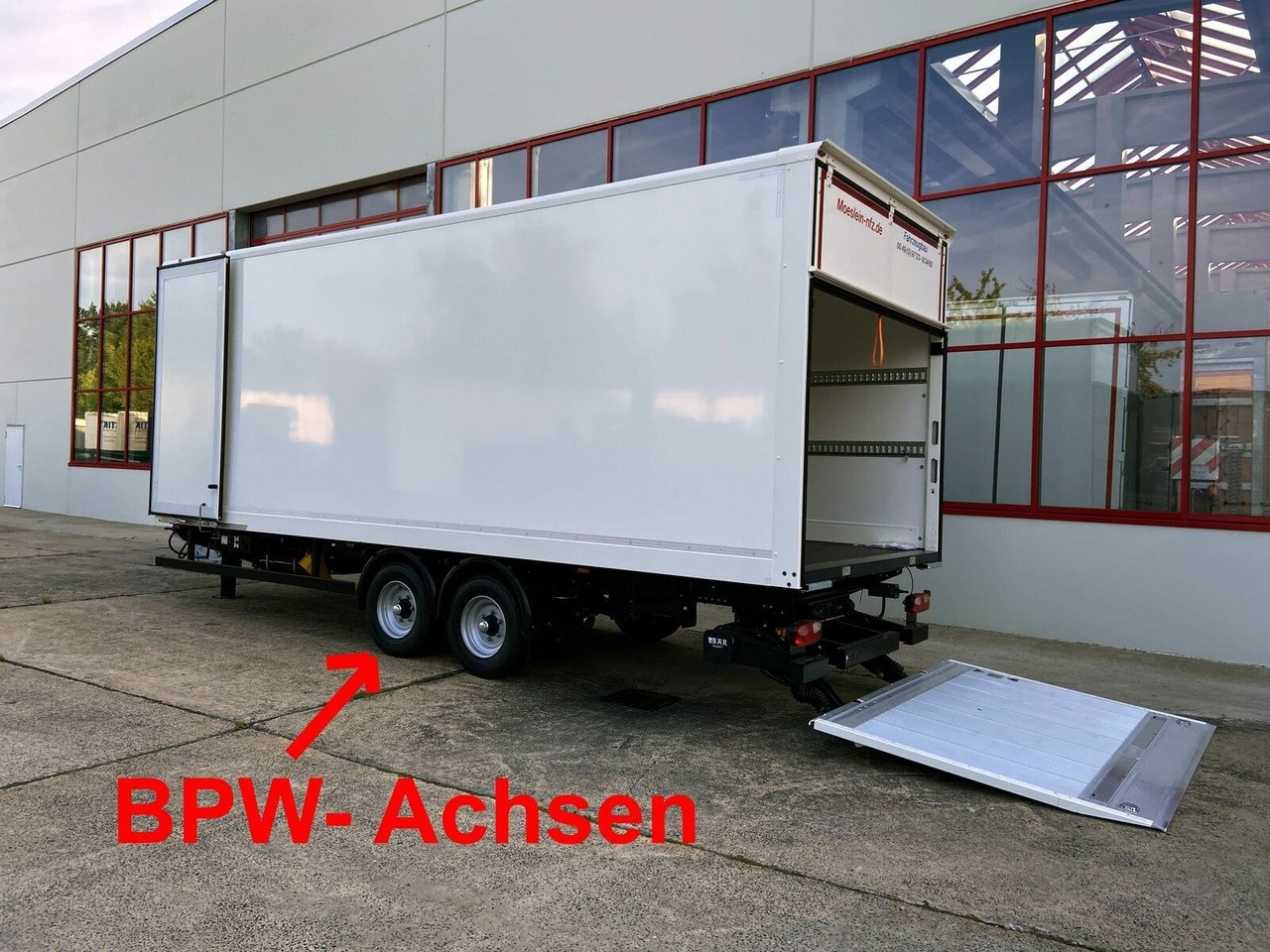 Möslein Tandem Koffer, Ladebordwand 1,5 t + Durchladbar - Prikolica sa zatvorenim sandukom: slika 4 Möslein Tandem Koffer, Ladebordwand 1,5 t + Durchladbar - Prikolica sa zatvorenim sandukom: slika 4