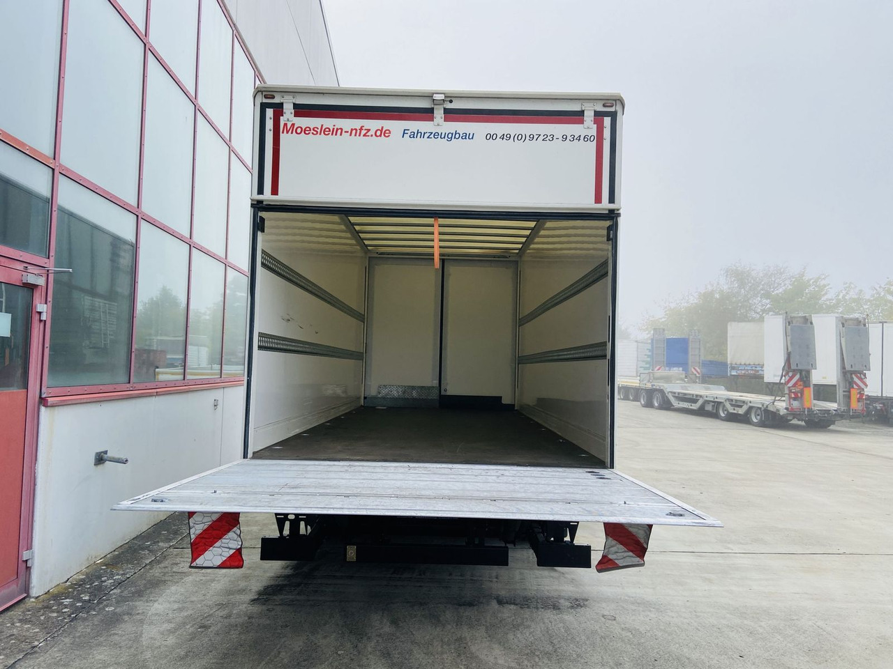 Möslein Tandem Koffer, Ladebordwand 1,5 t + Durchladbar - Prikolica sa zatvorenim sandukom: slika 4 Möslein Tandem Koffer, Ladebordwand 1,5 t + Durchladbar - Prikolica sa zatvorenim sandukom: slika 4