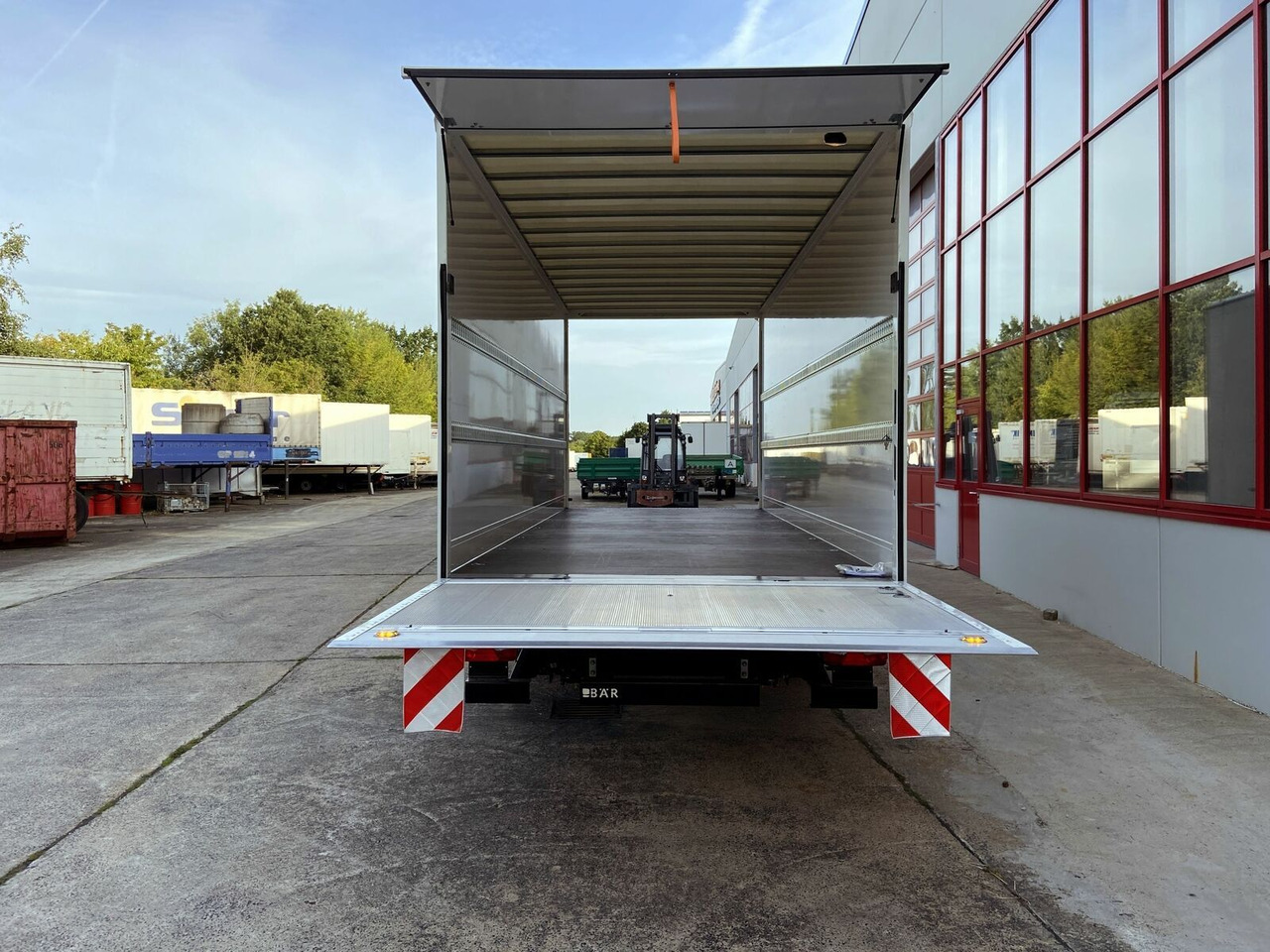 Möslein Tandem Koffer, Ladebordwand 1,5 t + Durchladbar - Prikolica sa zatvorenim sandukom: slika 4 Möslein Tandem Koffer, Ladebordwand 1,5 t + Durchladbar - Prikolica sa zatvorenim sandukom: slika 4