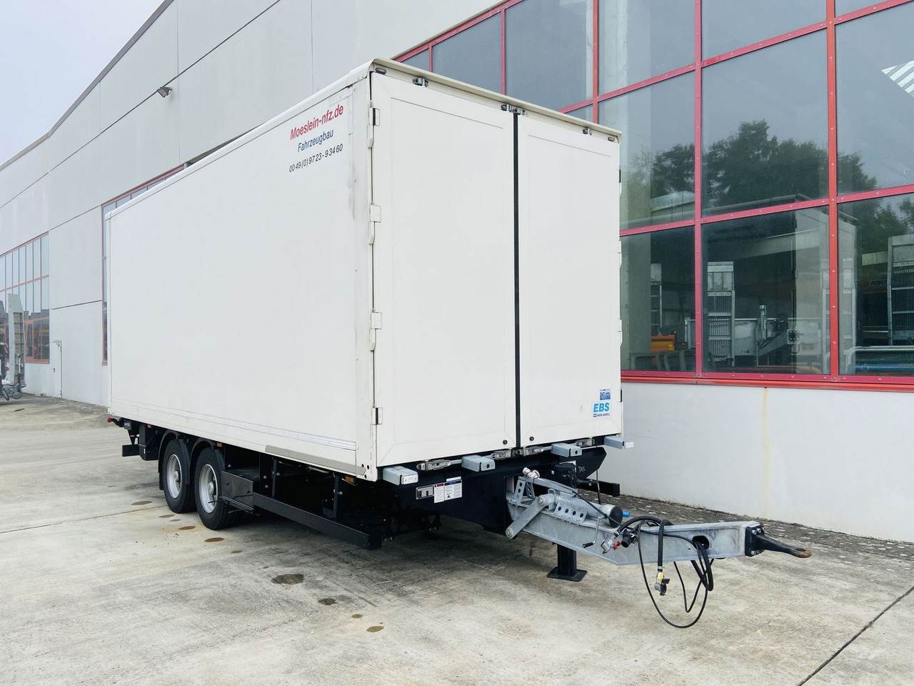 Möslein Tandem Koffer, Ladebordwand 1,5 t + Durchladbar - Prikolica sa zatvorenim sandukom: slika 1 Möslein Tandem Koffer, Ladebordwand 1,5 t + Durchladbar - Prikolica sa zatvorenim sandukom: slika 1