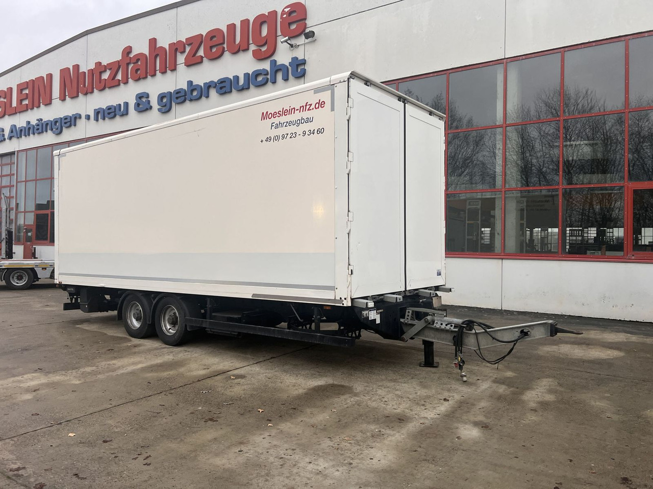 Möslein Tandem Koffer mit Ladebordwand 1,5 t + Durchlad - Prikolica sa zatvorenim sandukom: slika 2 Möslein Tandem Koffer mit Ladebordwand 1,5 t + Durchlad - Prikolica sa zatvorenim sandukom: slika 2