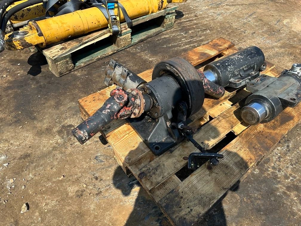 CAT 214 B FT gearbox - Bager točkaš: slika 2 CAT 214 B FT gearbox - Bager točkaš: slika 2