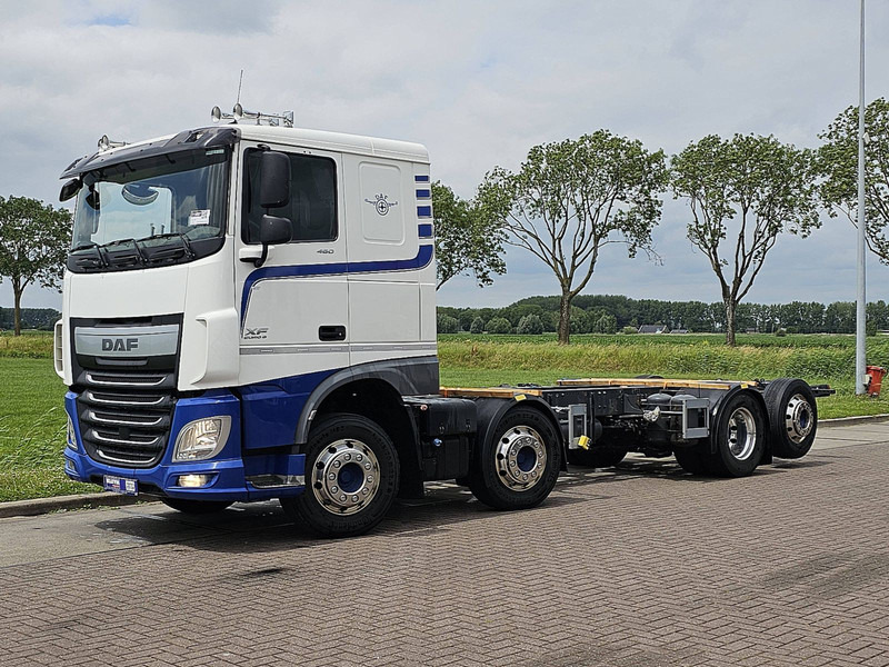 DAF XF 460 8X2 MAN. INT. ADR - Kamion sa golom šasijom i zatvorenom kabinom: slika 2 DAF XF 460 8X2 MAN. INT. ADR - Kamion sa golom šasijom i zatvorenom kabinom: slika 2
