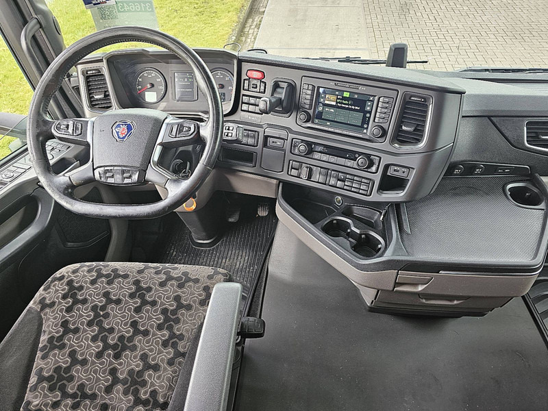 Interior photo 1: Kamion sa ceradom Scania S450 6X2*4 FORKLIFT CONN.