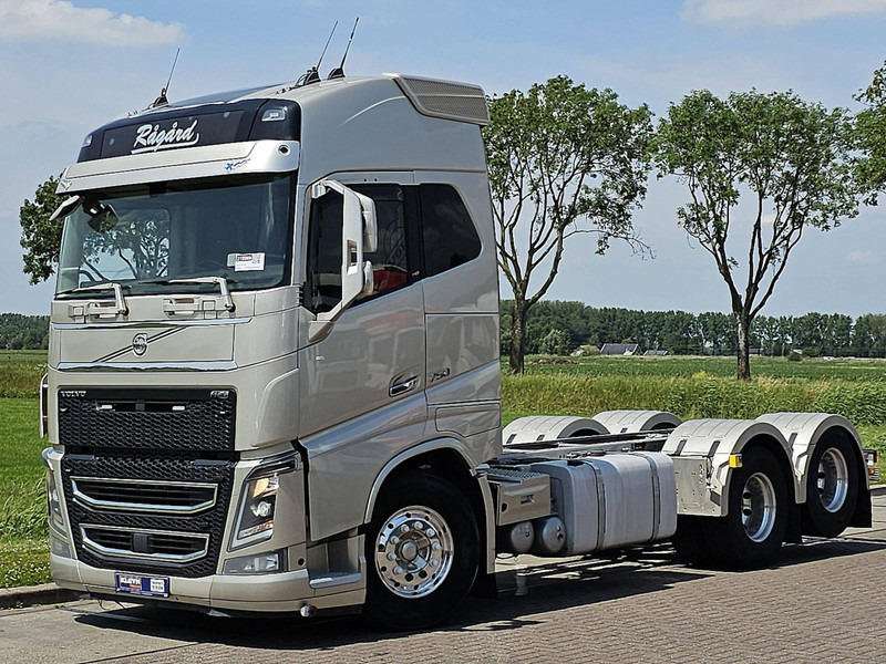 Volvo FH 750 6X2 9T FA WB 430 - Kamion sa golom šasijom i zatvorenom kabinom: slika 2 Volvo FH 750 6X2 9T FA WB 430 - Kamion sa golom šasijom i zatvorenom kabinom: slika 2