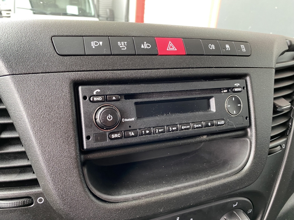 Iveco Daily 35S15 3,3mKerstner CoolJet206RA +Klima PDC - Dostavno vozilo hladnjača: slika 4 Iveco Daily 35S15 3,3mKerstner CoolJet206RA +Klima PDC - Dostavno vozilo hladnjača: slika 4