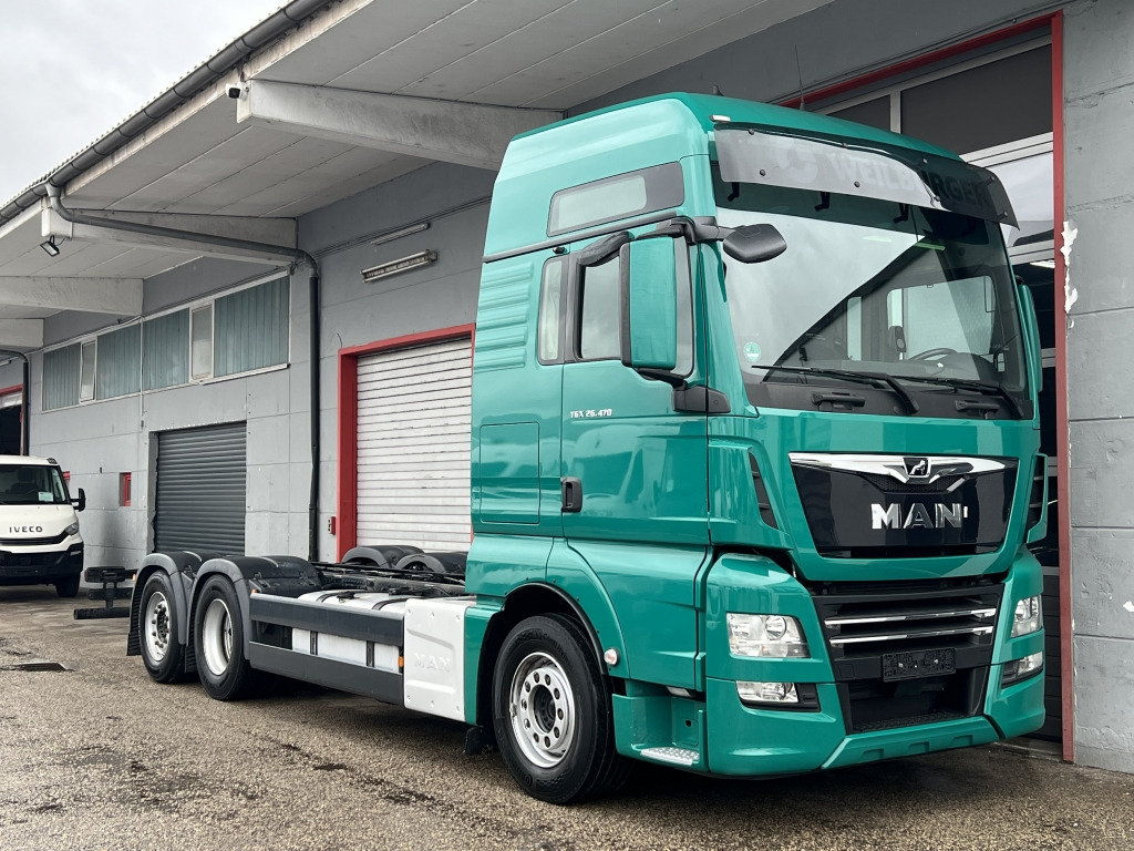 MAN TGX 26.470 XXL Standklima Intarder Liftachse AHK - Kamion sa golom šasijom i zatvorenom kabinom: slika 1 MAN TGX 26.470 XXL Standklima Intarder Liftachse AHK - Kamion sa golom šasijom i zatvorenom kabinom: slika 1