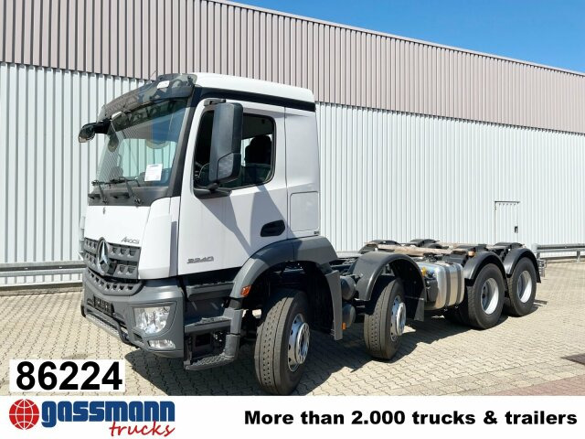 Mercedes-Benz Arocs 3240 8x4 - Kamion sa golom šasijom i zatvorenom kabinom: slika 1 Mercedes-Benz Arocs 3240 8x4 - Kamion sa golom šasijom i zatvorenom kabinom: slika 1