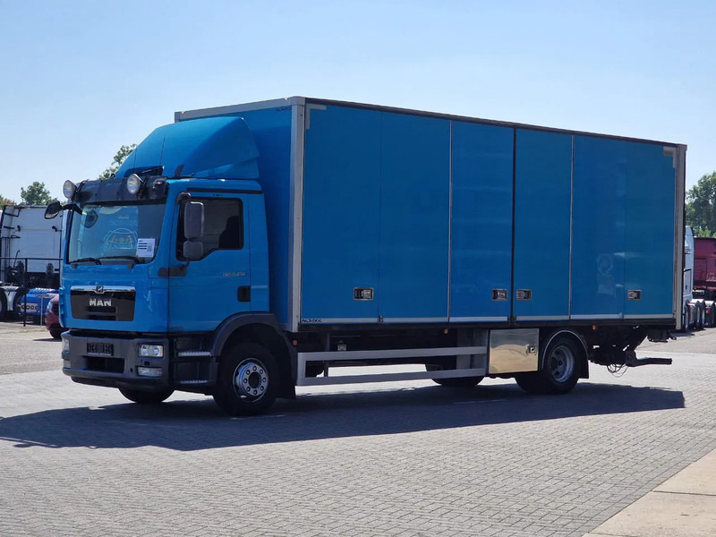 MAN TGM 15.250 4x2 - Box truck with sidedoors - Loadlift - Euro 5 - Automatic - Camera - Kamion sa zatvorenim sandukom: slika 3 MAN TGM 15.250 4x2 - Box truck with sidedoors - Loadlift - Euro 5 - Automatic - Camera - Kamion sa zatvorenim sandukom: slika 3