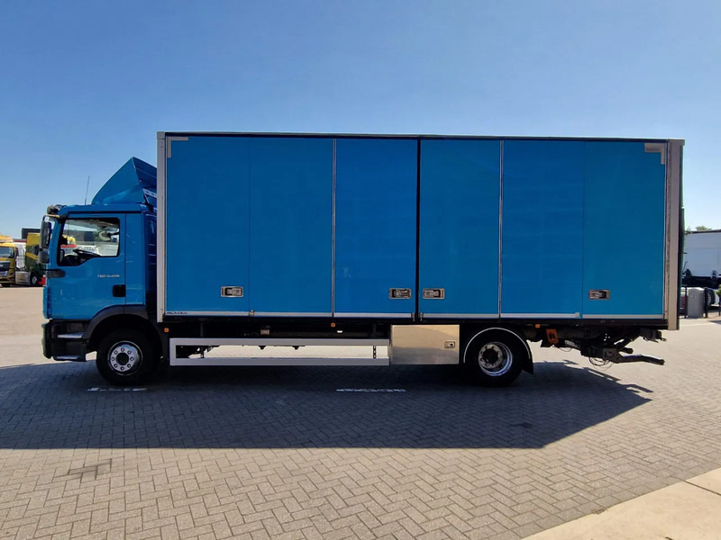 MAN TGM 15.250 4x2 - Box truck with sidedoors - Loadlift - Euro 5 - Automatic - Camera - Kamion sa zatvorenim sandukom: slika 4 MAN TGM 15.250 4x2 - Box truck with sidedoors - Loadlift - Euro 5 - Automatic - Camera - Kamion sa zatvorenim sandukom: slika 4