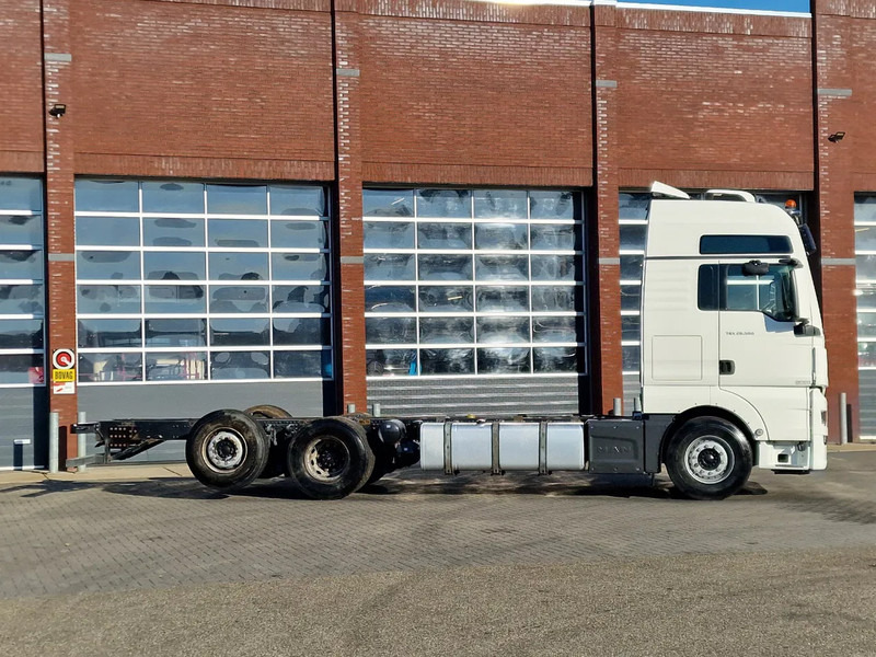 Kamion sa golom šasijom i zatvorenom kabinom MAN TGX 26.500 6x2 XXL - Chassis - Full air - Night clima - AS Tronic -: slika 8