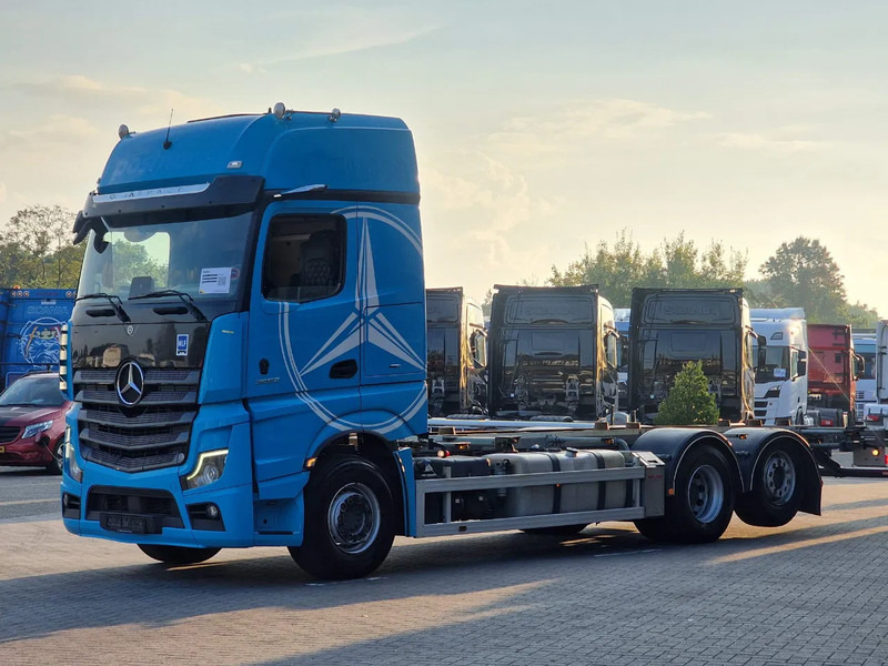 Mercedes-Benz Actros 2553 6x2 - BDF - Retarder - 4.90 WB - Loadlift - Full air - Kamion za prevoz kontejnera/ Kamion sa promenjivim sandukom: slika 3 Mercedes-Benz Actros 2553 6x2 - BDF - Retarder - 4.90 WB - Loadlift - Full air - Kamion za prevoz kontejnera/ Kamion sa promenjivim sandukom: slika 3