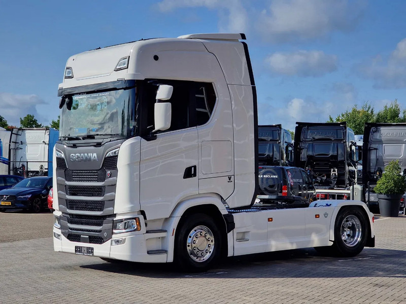 Scania 590S V8 NGS Highline 4x2 - New - Facelift - Full spec - Retarder - Leather - Full air - Tegljač: slika 3 Scania 590S V8 NGS Highline 4x2 - New - Facelift - Full spec - Retarder - Leather - Full air - Tegljač: slika 3
