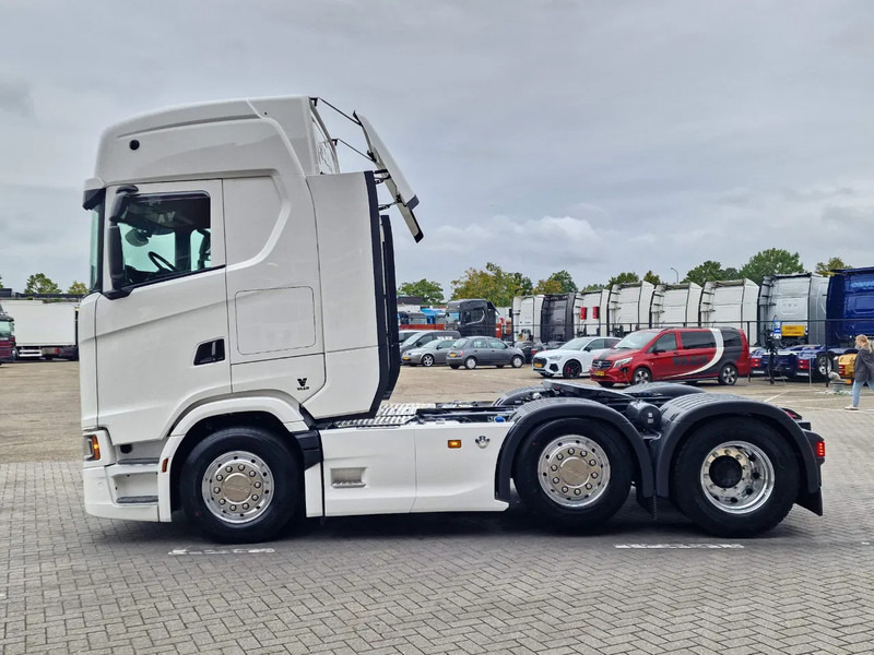 Scania 660S V8 NGS Highline 6x2/4 - New - Full spec - Retarder - Night clima - Leather - Led - Alcoa - Tegljač: slika 4 Scania 660S V8 NGS Highline 6x2/4 - New - Full spec - Retarder - Night clima - Leather - Led - Alcoa - Tegljač: slika 4