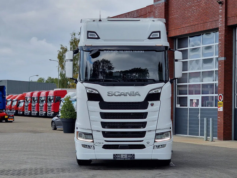 Scania 770S V8 NGS Highline 6x2/4 - New - Old dashboard - Full spec - Retarder - Night clima - Led - Leather - Navi - Tegljač: slika 2 Scania 770S V8 NGS Highline 6x2/4 - New - Old dashboard - Full spec - Retarder - Night clima - Led - Leather - Navi - Tegljač: slika 2