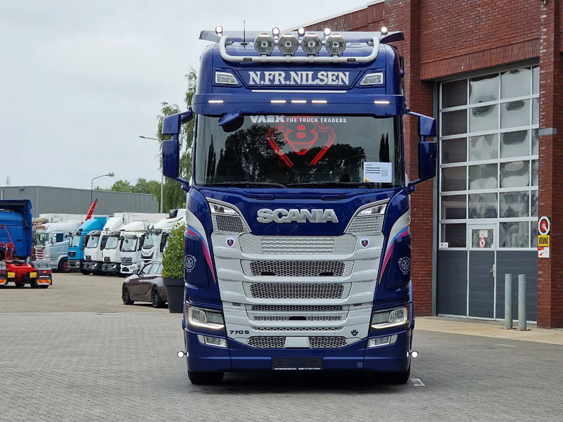 Scania 770S V8 NGS Highline 6x2 - Show truck - Special paint - Custom interior - Retarder - Full air - Night clima - Tegljač: slika 2 Scania 770S V8 NGS Highline 6x2 - Show truck - Special paint - Custom interior - Retarder - Full air - Night clima - Tegljač: slika 2