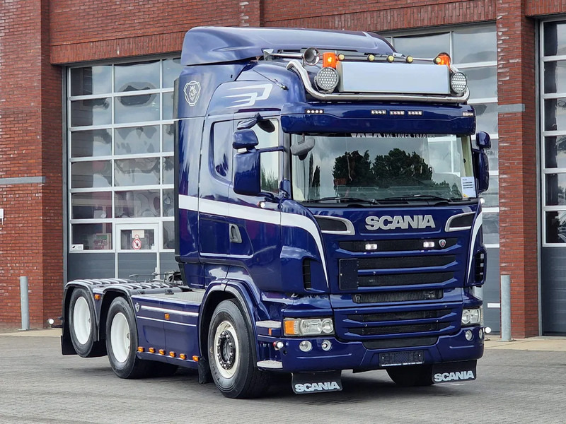 Scania R560 V8 Highline 6x2 - Show truck - Manual gearbox - 2.90 WB - PTO/Hydraulic - Double glazed - Tegljač: slika 1 Scania R560 V8 Highline 6x2 - Show truck - Manual gearbox - 2.90 WB - PTO/Hydraulic - Double glazed - Tegljač: slika 1