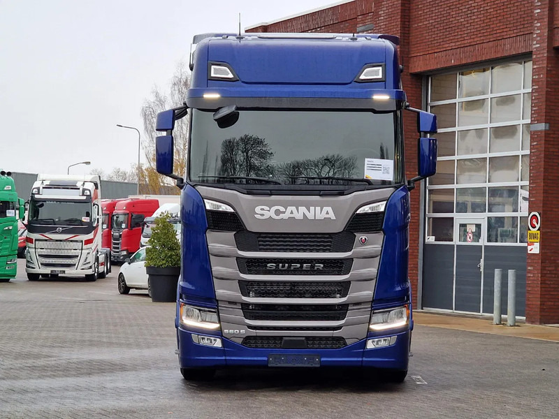 Scania S560 Highline 4x2 - Full spec - Retader - Night clima - Full air - Facelift - 2x tank - Tegljač: slika 2 Scania S560 Highline 4x2 - Full spec - Retader - Night clima - Full air - Facelift - 2x tank - Tegljač: slika 2
