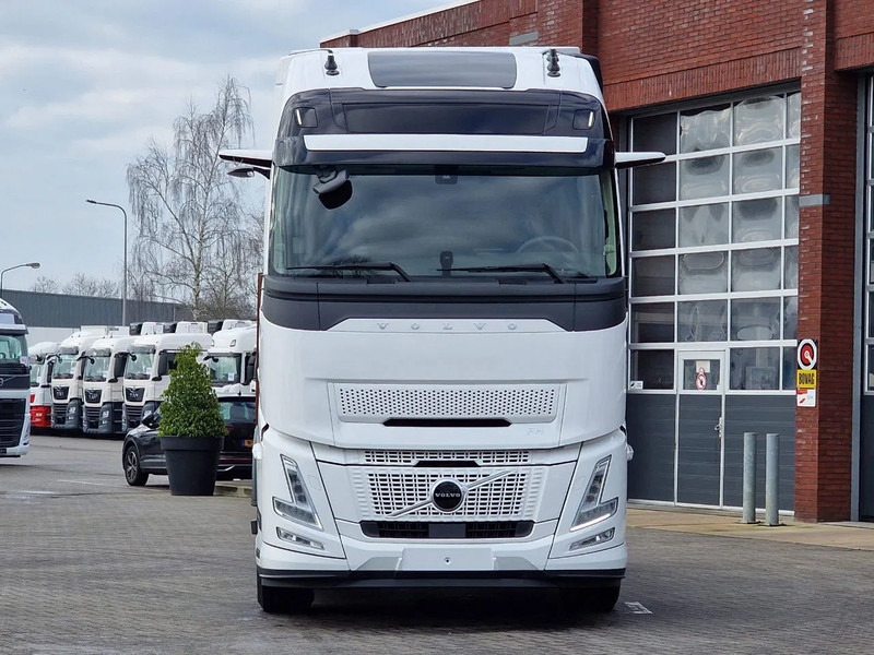Volvo FH 13.500 Aero Globetrotter XL 4x2 - I Save - I parkcool - 2x tank - Mirror cams - Tegljač: slika 2 Volvo FH 13.500 Aero Globetrotter XL 4x2 - I Save - I parkcool - 2x tank - Mirror cams - Tegljač: slika 2