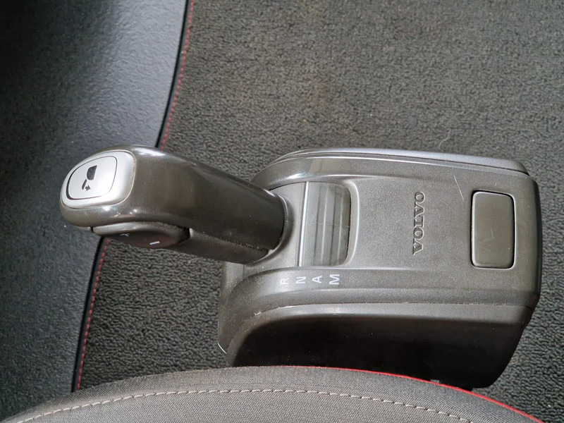 Tegljač Volvo FH 13.500 Globetrotter 6x2 - PTO/Hydraulic - Full air - Low KM - 3.20 WB: slika 19 Tegljač Volvo FH 13.500 Globetrotter 6x2 - PTO/Hydraulic - Full air - Low KM - 3.20 WB: slika 19