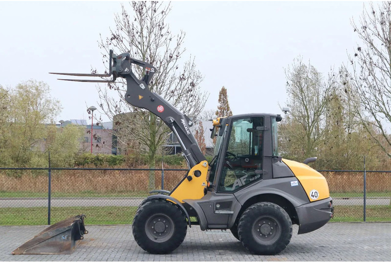 Mecalac AF 1050 | BUCKET | FORKS | HYDR. QUICK COUPLER - Utovarivač točkaš: slika 1 Mecalac AF 1050 | BUCKET | FORKS | HYDR. QUICK COUPLER - Utovarivač točkaš: slika 1