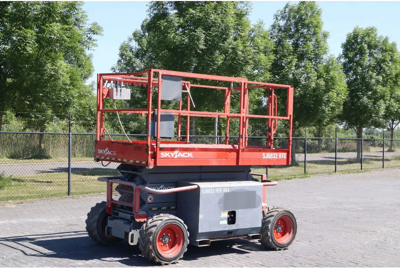 Skyjack SJ 6832 RTE | 12 METER | 454 KG - Lift u obliku makaza: slika 3 Skyjack SJ 6832 RTE | 12 METER | 454 KG - Lift u obliku makaza: slika 3