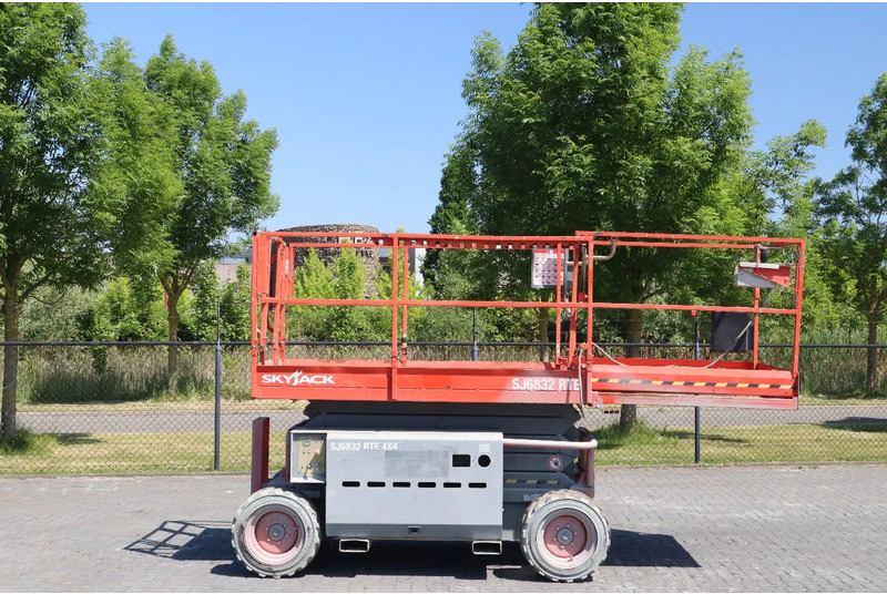 Skyjack SJ 6832 RTE | 12 METER | 454 KG - Lift u obliku makaza: slika 4 Skyjack SJ 6832 RTE | 12 METER | 454 KG - Lift u obliku makaza: slika 4