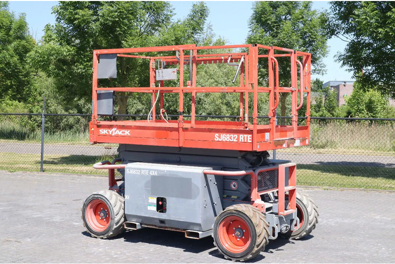 Skyjack SJ 6832 RTE | 12 METER | 454 KG - Lift u obliku makaza: slika 2 Skyjack SJ 6832 RTE | 12 METER | 454 KG - Lift u obliku makaza: slika 2