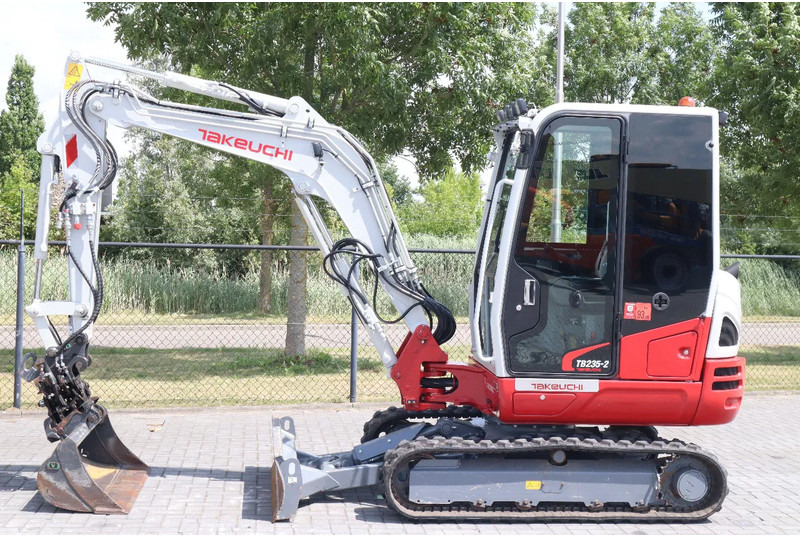 Takeuchi TB235-2 | TREE CUTTER | GRAB | TILT + 5 ATTACHMENTS - Mini bager: slika 3 Takeuchi TB235-2 | TREE CUTTER | GRAB | TILT + 5 ATTACHMENTS - Mini bager: slika 3