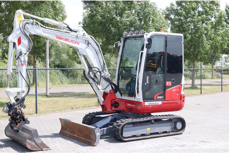 Takeuchi TB235-2 | TREE CUTTER | GRAB | TILT + 5 ATTACHMENTS - Mini bager: slika 2 Takeuchi TB235-2 | TREE CUTTER | GRAB | TILT + 5 ATTACHMENTS - Mini bager: slika 2