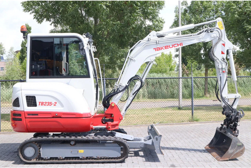 Takeuchi TB235-2 | TREE CUTTER | GRAB | TILT + 5 ATTACHMENTS - Mini bager: slika 5 Takeuchi TB235-2 | TREE CUTTER | GRAB | TILT + 5 ATTACHMENTS - Mini bager: slika 5