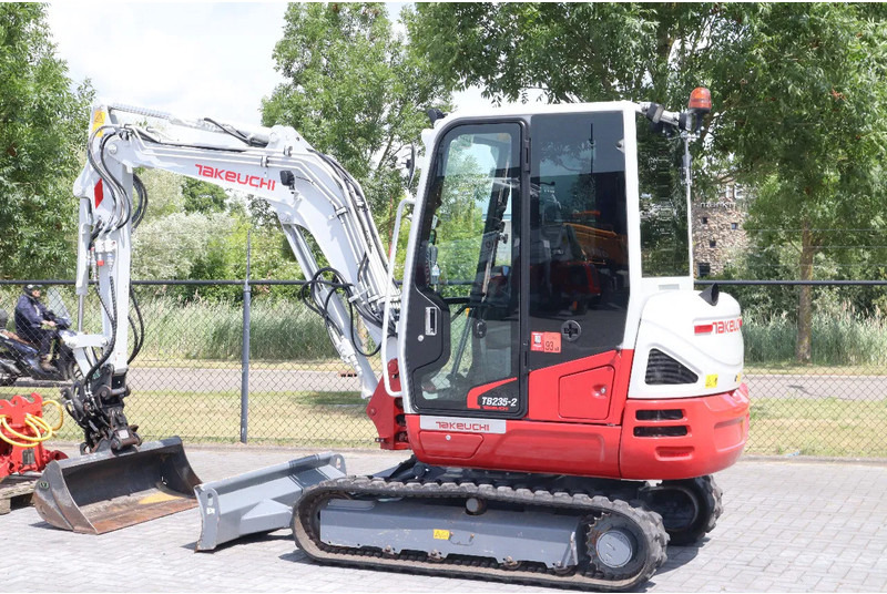 Takeuchi TB235-2 | TREE CUTTER | GRAB | TILT + 5 ATTACHMENTS - Mini bager: slika 4 Takeuchi TB235-2 | TREE CUTTER | GRAB | TILT + 5 ATTACHMENTS - Mini bager: slika 4