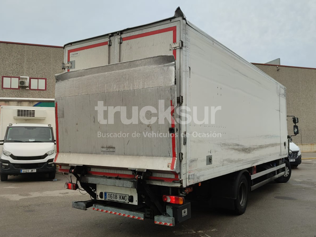 RENAULT D 14.240 - Kamion sa zatvorenim sandukom: slika 3 RENAULT D 14.240 - Kamion sa zatvorenim sandukom: slika 3