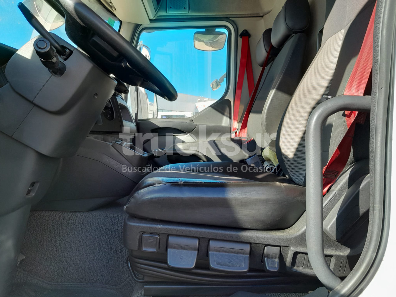 Kamion sa golom šasijom i zatvorenom kabinom RENAULT D12.210: slika 6