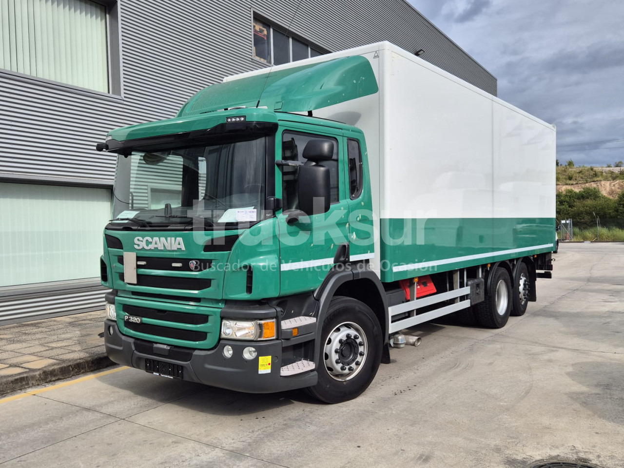 SCANIA P320.26 ejes 6x2*4 - Kamion sa zatvorenim sandukom: slika 1 SCANIA P320.26 ejes 6x2*4 - Kamion sa zatvorenim sandukom: slika 1