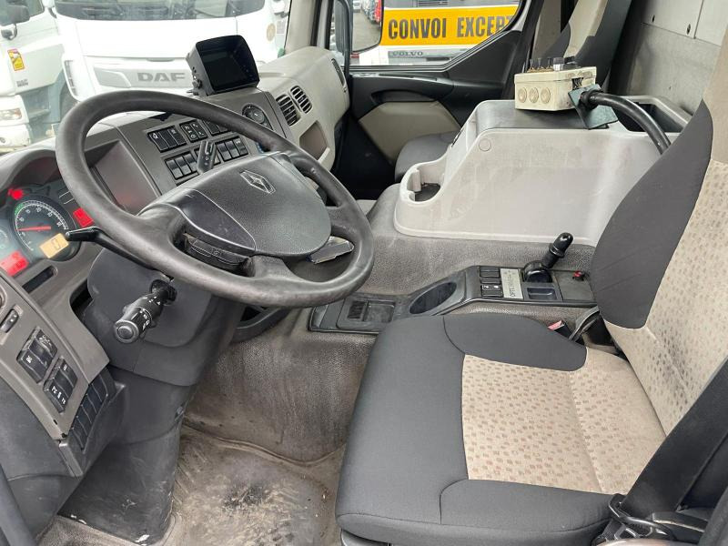 Interior photo 1: Kamion sa hidrauličnom kukom Renault Premium Lander 430 DXI