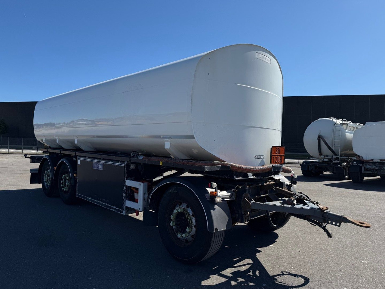 Eurotank 3 axle ET-26-4 ADR 25.500 L 4 Room - Prikolica cisterna: slika 2 Eurotank 3 axle ET-26-4 ADR 25.500 L 4 Room - Prikolica cisterna: slika 2